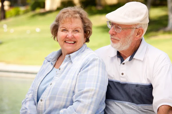 Heureux couple de personnes âgées profiter de l'autre — Photo