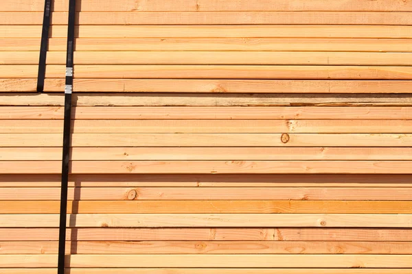 Stapel Bauholz auf Baustelle. — Stockfoto