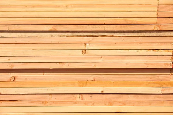 Pilha de madeira de construção no canteiro de obras. — Fotografia de Stock