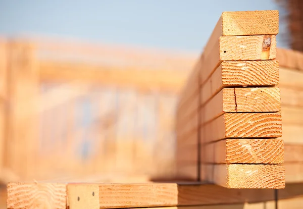 Pilha de madeira de construção no canteiro de obras — Fotografia de Stock