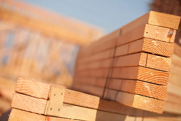 Pilha de madeira de construção no canteiro de obras — Fotografia de Stock