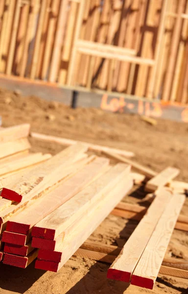 Empilement de bois de construction à la construction — Photo