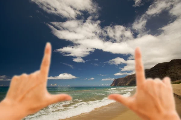 Χέρια που πλαισιώνουν polihale παραλία στην παραλία — Φωτογραφία Αρχείου