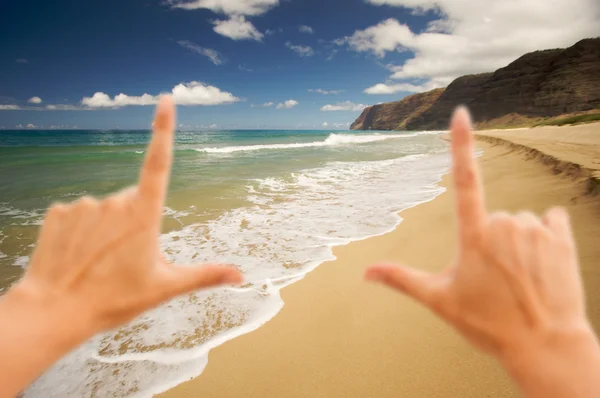 Ruce rámování polihale beach na kauai hawaii — Stock fotografie