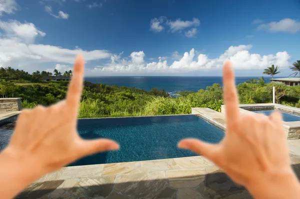 Χέρια που πλαισιώνουν την πισίνα και τζακούζι με θέα — Φωτογραφία Αρχείου