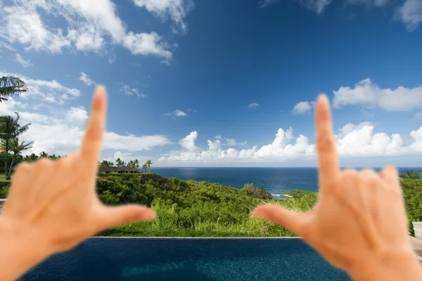 Ruce, rámování hawaiian ocean názor paluby a bazén — Stock fotografie