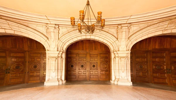Trzy majestatyczny klasyczne drzwi — Zdjęcie stockowe