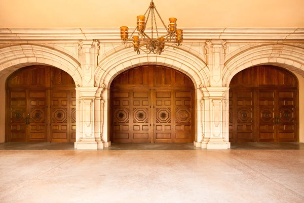 Drie majestueuze klassieke gebogen deuren — Stockfoto
