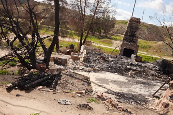 Restos de la casa quemada - Ladrillo —  Fotos de Stock