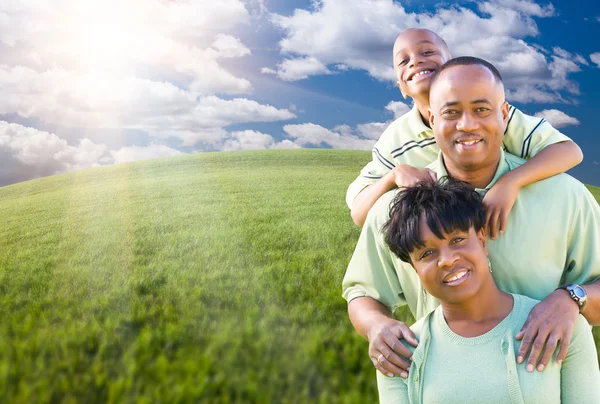Gelukkig Afro-Amerikaanse familie over wolken, lucht — Stockfoto