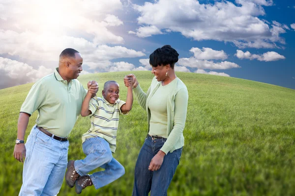 Famille afro-américaine heureuse jouant en plein air — Photo