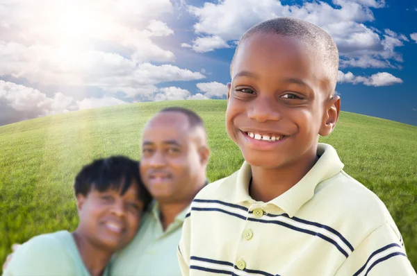 Menino afro-americano bonito com pais orgulhosos — Fotografia de Stock