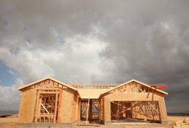 yeni ev inşaatı çerçeveleme ve bulutlar