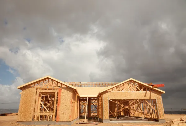 Nova casa de construção de molduras e nuvens — Fotografia de Stock