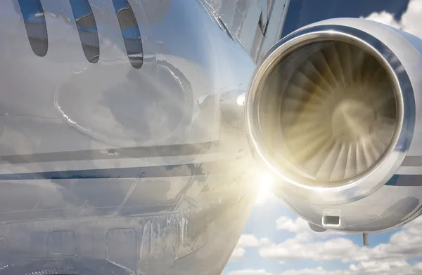 Private Jet Engine Abstrato e Nuvens — Fotografia de Stock