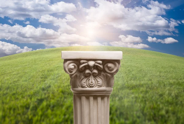 Coluna pilar sobre arco grama Horizon — Fotografia de Stock