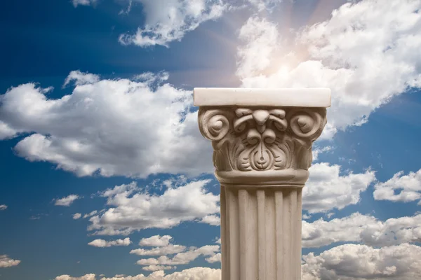 雲、空と太陽の上の列の柱 — ストック写真