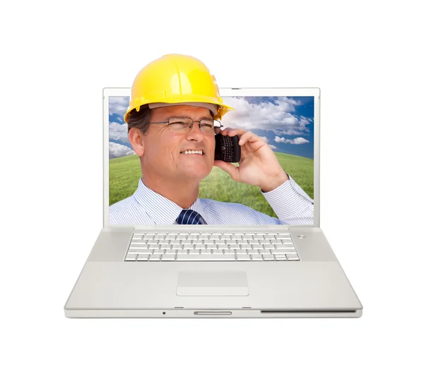 Homme dans un ordinateur portable avec casque dur sur le téléphone — Photo