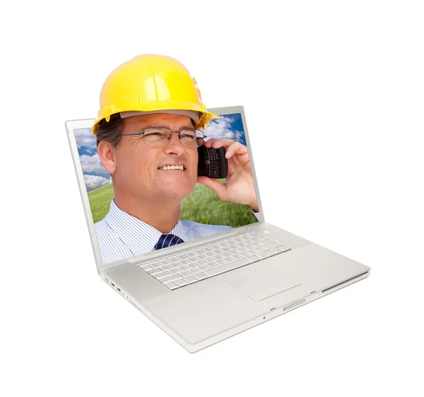 Man in laptop met harde hoed op telefoon — Stockfoto