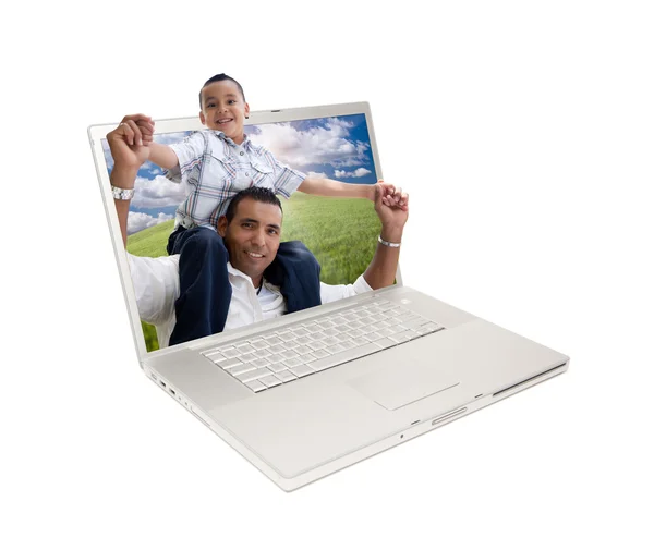Feliz pai e filho hispânico no laptop — Fotografia de Stock