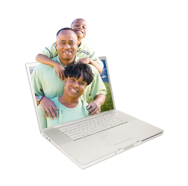 Famille afro-américaine heureuse dans un ordinateur portable — Photo