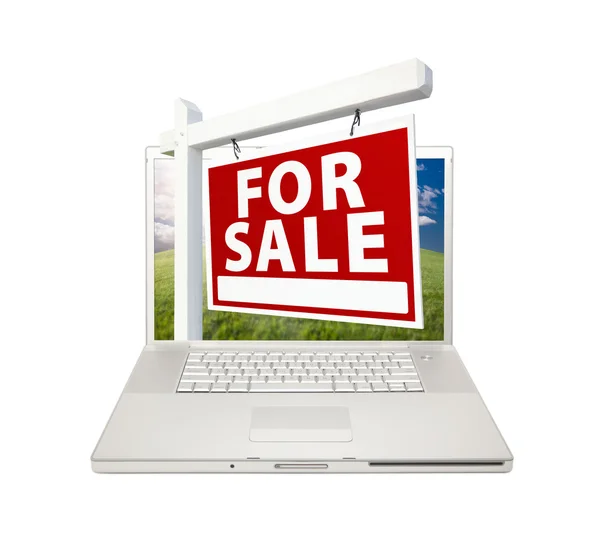 Pro prodej nemovitostí znamení na laptop — Stock fotografie