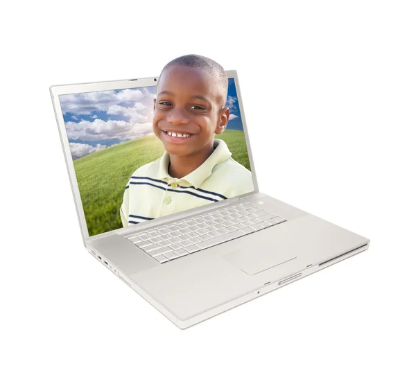 Lycklig amerikansk pojke i laptop — Stockfoto