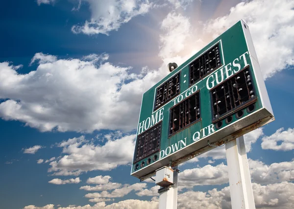 Middelbare school scorebord op bewolkte hemel — Stockfoto