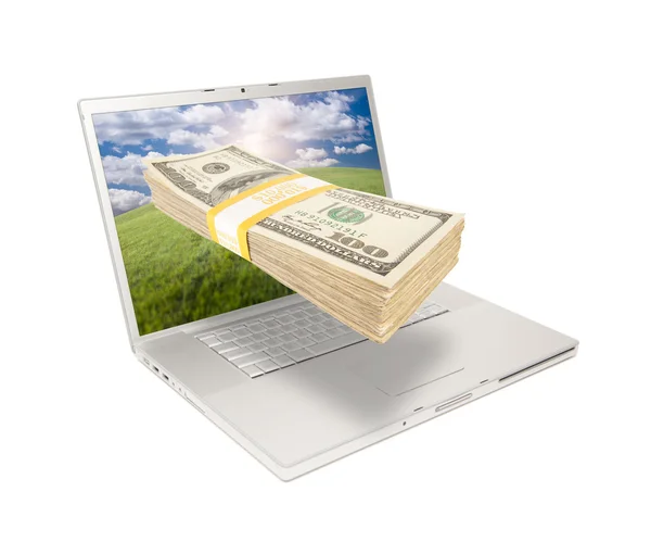 Ноутбук зі стеком грошей Thru Screen — стокове фото