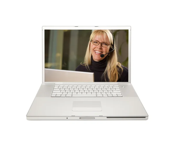 Donna con auricolare del telefono su laptop ghiaione — Foto Stock
