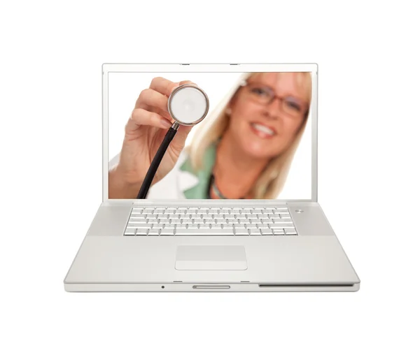 Vrouwelijke arts of verpleegkundige met stethoscoop laptop — Stockfoto