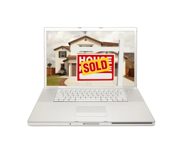 Såld för försäljning fastigheter tecken på laptop — Stockfoto