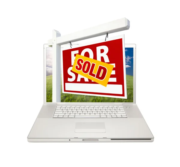 Verkocht voor verkoop onroerend goed teken op laptop — Stockfoto