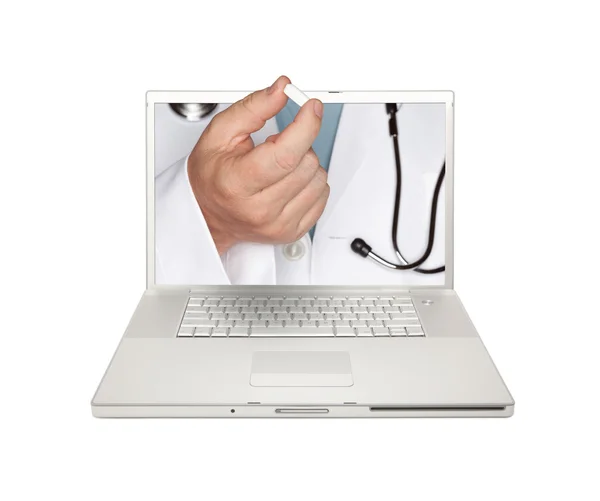 Médico que entrega la píldora a través de la pantalla del ordenador portátil — Foto de Stock