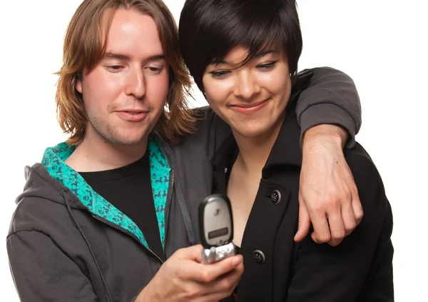 Разнообразная пара с использованием мобильного телефона, изолированного на белом фоне . — стоковое фото
