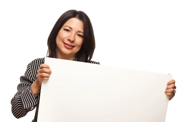 Brünette multiethnische Frau hält leeres weißes Schild isoliert auf einem weißen B — Stockfoto