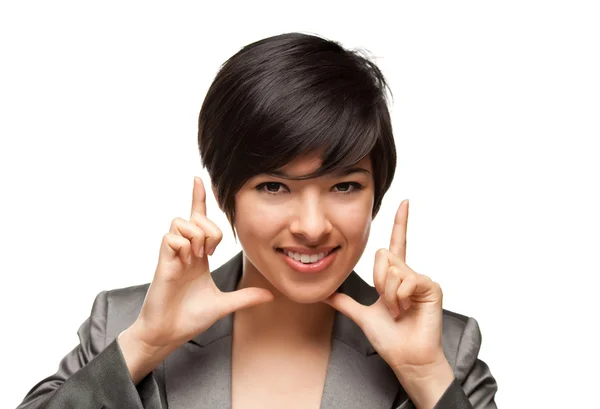 Ganska leende multietniskt ung vuxen kvinna framing hennes ansikte med sin hand — Stockfoto