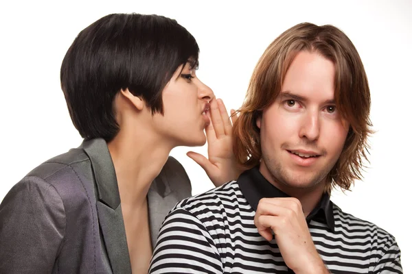 Attraktiva olika par viskar hemligheter isolerad på en vit bakgrund — Stockfoto