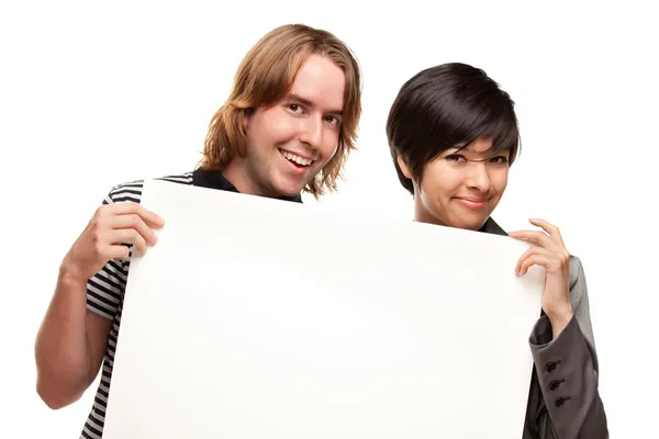 Atraktivní rozmanité pár drží prázdné bílé ceduli — Stock fotografie