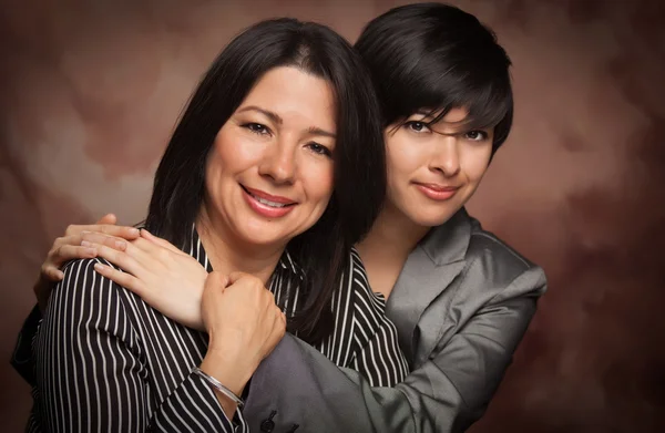 Ελκυστική πολυεθνική μητέρα και κόρη πορτραίτο στούντιο στην πλάτη ένα μουσελίνα — Φωτογραφία Αρχείου