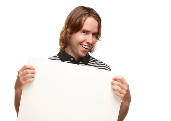 백색 backgrou에 고립 된 젊은 남자가 빈 흰색 표지판을 들고 웃는 재미 — 스톡 사진