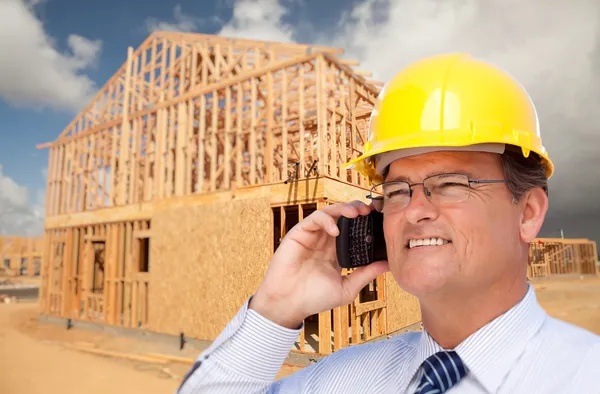 Építési vállalkozó hardhat beszél a mobiltelefonján. — Stock Fotó