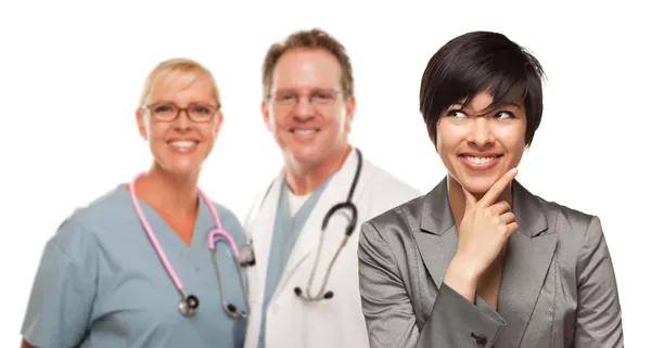 Multi-etnisch tiener en twee artsen geïsoleerd op een witte achtergrond. — Stockfoto
