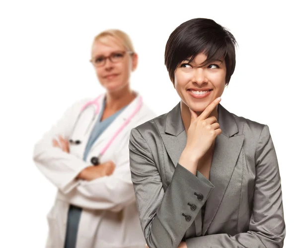 Ženský lékař a multietnickou mladá izolovaných na bílém pozadí. — Stock fotografie