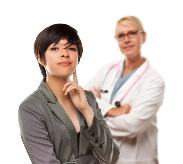 Młoda kobieta wieloetnicznym i kobiece kobieta lekarz na białym tle na białym tle. — Zdjęcie stockowe