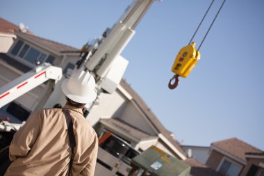 yardımcı programı işçi ile uzaktan vinç gezinmek zor şapka.