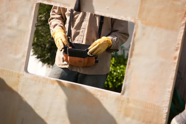 Trabalhador utilitário com luvas de couro usando controlador de guindaste remoto . — Fotografia de Stock