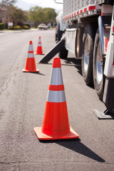Αρκετές πορτοκαλί κίνδυνο κώνους και χρησιμότητα φορτηγό στο δρόμο. — Φωτογραφία Αρχείου