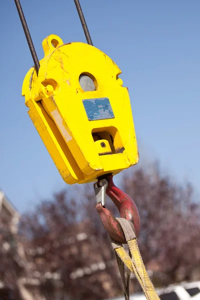 Cabeza de grúa industrial de utilidad amarilla con gancho rojo . — Foto de Stock