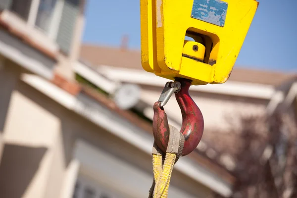 Cabeça de guindaste industrial utilitário amarelo com gancho vermelho . — Fotografia de Stock